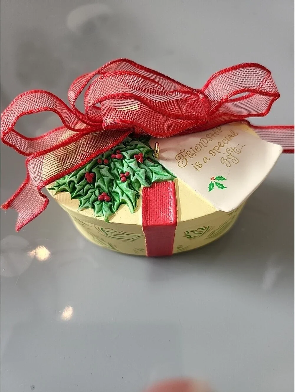 Vtg Hallmark Christmas Ornament 2004 Gift Box Friendship Opens Message Insid EUC